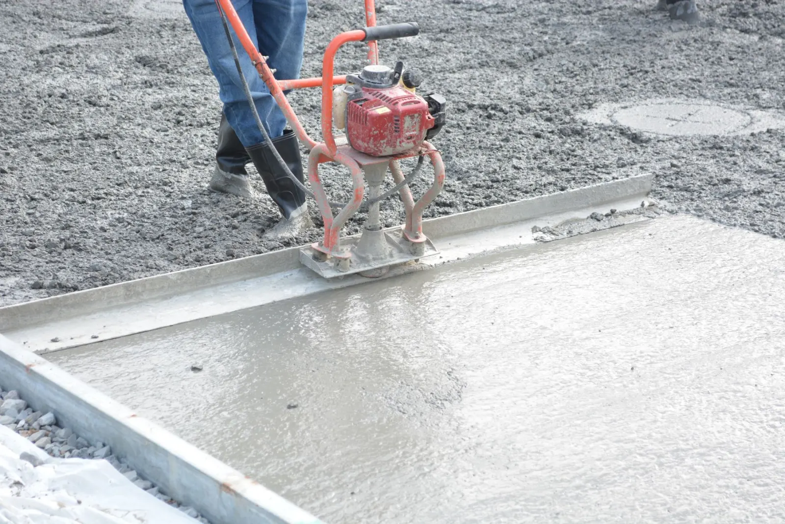 Smoothing a fresh concrete floor surface