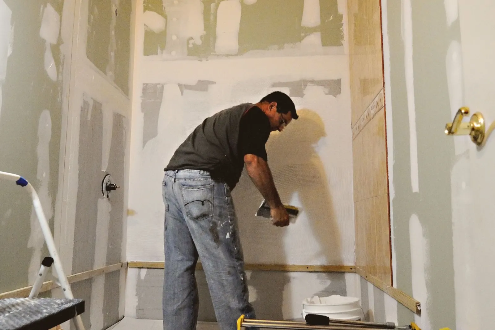 Fixing and jointing plasterboard in a room being refitted